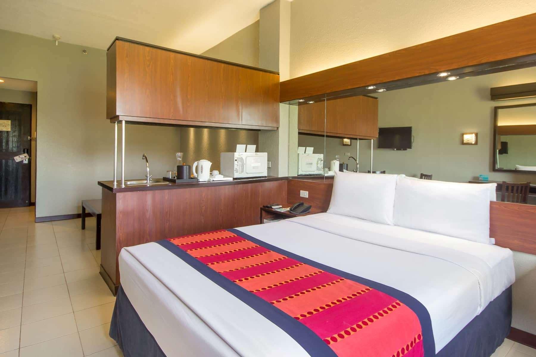 Microtel By Wyndham Eagle Ridge General Trias  Экстерьер фото