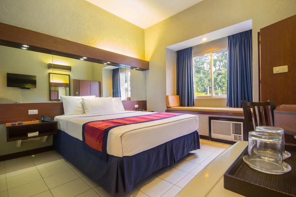 Microtel By Wyndham Eagle Ridge General Trias  Экстерьер фото